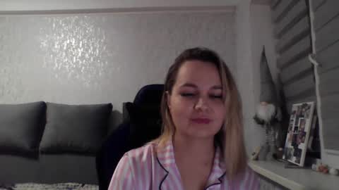 Snapshot of lyeeu25 chatting on 12/13/25, 11:54 Tina online show from 12/13/25, 11:54