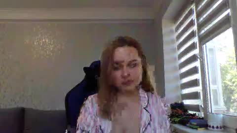 Snapshot of lyeeu25 chatting on 05/05/26, 08:22 Tina online show from 05/05/26, 08:22