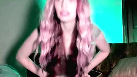 Snapshot of lylacdoll chatting on 12/20/24, 01:25 LylacDoll online show from 12/20/24, 01:25