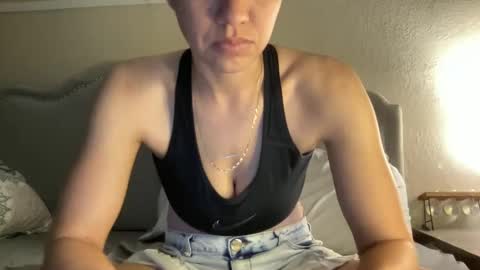 Snapshot of lylajades chatting on 02/06/25, 11:37 Olivia online show from 02/06/25, 11:37