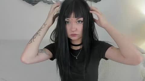 Snapshot of lyne19 chatting on 04/27/26, 08:01 Mia online show from 04/27/26, 08:01