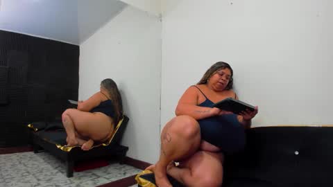 Snapshot of lynn_and_esteban chatting on 11/26/25, 03:51 Lynn jonnes online show from 11/26/25, 03:51