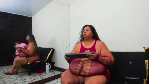 Snapshot of lynn_and_esteban chatting on 05/27/26, 02:30 Lynn jonnes online show from 05/27/26, 02:30