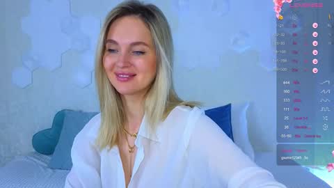 Snapshot of lynna_sparks chatting on 11/18/25, 02:17 Lana online show from 11/18/25, 02:17