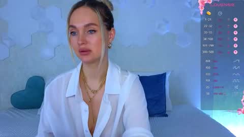 Snapshot of lynna_sparks chatting on 11/19/25, 02:44 Lana online show from 11/19/25, 02:44