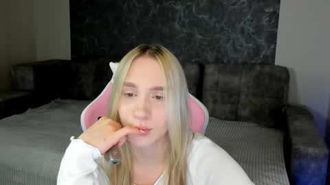 Snapshot of lynnadrream chatting on 12/22/25, 01:35 lynnadrream online show from 12/22/25, 01:35