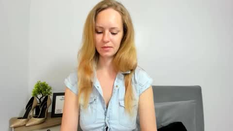 Snapshot of lyrafantasy chatting on 09/29/25, 06:51 Lura online show from 09/29/25, 06:51