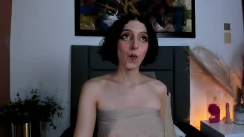 Snapshot of lyravendrell chatting on 05/18/26, 01:28 Lyravendrell online show from 05/18/26, 01:28