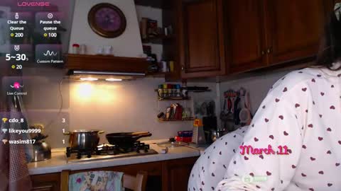 Snapshot of m00n8kiki chatting on 03/11/25, 09:02 Ksu online show from 03/11/25, 09:02