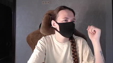 Snapshot of m00n8kiki chatting on 11/19/25, 06:46 Ksu online show from 11/19/25, 06:46