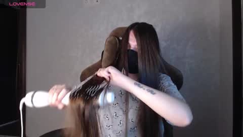 Snapshot of m00n8kiki chatting on 11/28/25, 06:27 Ksu online show from 11/28/25, 06:27