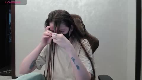 Snapshot of m00n8kiki chatting on 12/04/25, 09:07 Ksu online show from 12/04/25, 09:07