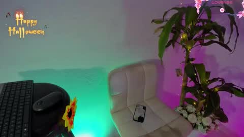 Snapshot of m1lk_choc chatting on 10/09/25, 09:35 Mila online show from 10/09/25, 09:35