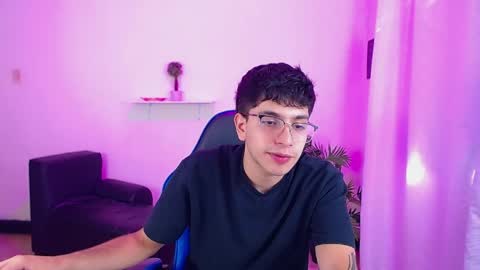 Snapshot of maax_18 chatting on 04/06/26, 01:34 Max online show from 04/06/26, 01:34