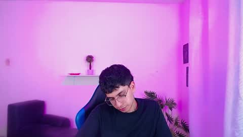 Snapshot of maax_18 chatting on 04/07/26, 04:07 Max online show from 04/07/26, 04:07