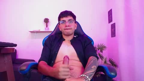 Snapshot of maax_18 chatting on 04/16/26, 03:46 Max online show from 04/16/26, 03:46