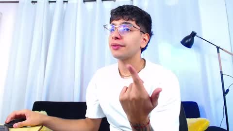 Snapshot of maax_18 chatting on 04/20/26, 02:31 Max online show from 04/20/26, 02:31