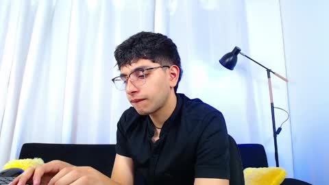 Snapshot of maax_18 chatting on 04/21/26, 02:23 Max online show from 04/21/26, 02:23