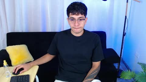 Snapshot of maax_18 chatting on 04/24/26, 02:08 Max online show from 04/24/26, 02:08