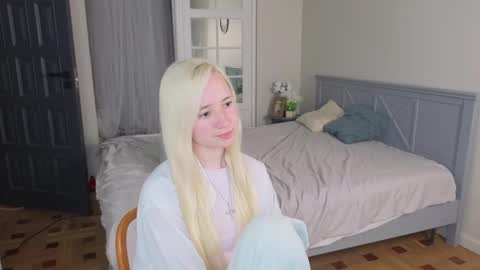 Snapshot of mabie_baby chatting on 05/25/26, 06:03 Christina online show from 05/25/26, 06:03