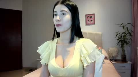 Snapshot of macarena_vallejo_ chatting on 06/18/26, 02:56 Macarena online show from 06/18/26, 02:56