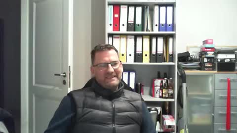 Snapshot of macfly67 chatting on 12/13/24, 04:27 macfly67 online show from 12/13/24, 04:27