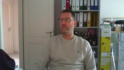 Snapshot of macfly67 chatting on 11/10/25, 12:37 macfly67 online show from 11/10/25, 12:37