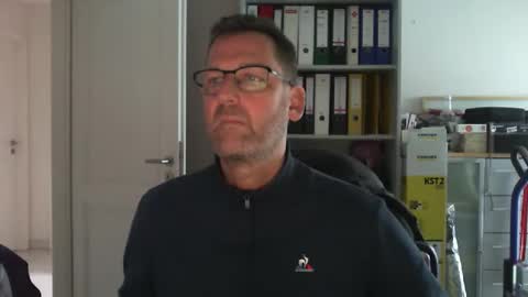 Snapshot of macfly67 chatting on 12/15/25, 09:46 macfly67 online show from 12/15/25, 09:46