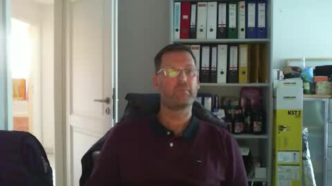 Snapshot of macfly67 chatting on 12/18/25, 02:12 macfly67 online show from 12/18/25, 02:12