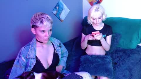 Snapshot of mackenziemoon chatting on 12/24/24, 08:11 Noah Askew online show from 12/24/24, 08:11