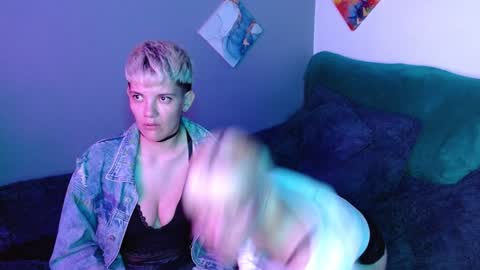 Snapshot of mackenziemoon chatting on 12/27/24, 07:08 Noah Askew online show from 12/27/24, 07:08