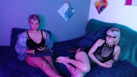 Snapshot of mackenziemoon chatting on 01/12/25, 08:36 Noah Askew online show from 01/12/25, 08:36