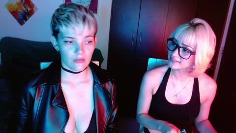 Snapshot of mackenziemoon chatting on 01/20/25, 11:10 Noah Askew online show from 01/20/25, 11:10