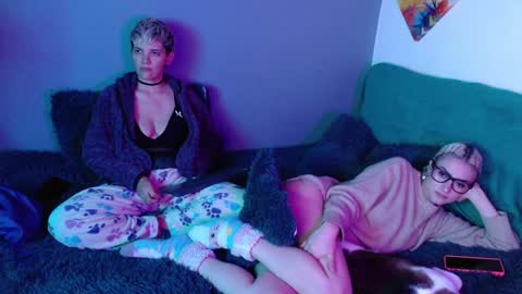 Snapshot of mackenziemoon chatting on 01/23/25, 06:49 Noah Askew online show from 01/23/25, 06:49