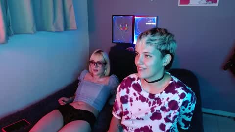 Snapshot of mackenziemoon chatting on 02/02/25, 04:15 Noah Askew online show from 02/02/25, 04:15