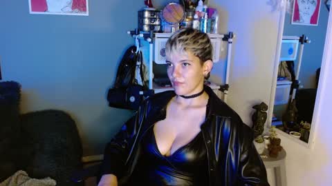 Snapshot of mackenziemoon chatting on 02/07/25, 02:08 Noah Askew online show from 02/07/25, 02:08