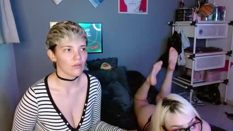 Snapshot of mackenziemoon chatting on 02/21/25, 06:29 Noah Askew online show from 02/21/25, 06:29