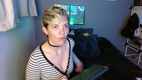 Snapshot of mackenziemoon chatting on 02/21/25, 09:34 Noah Askew online show from 02/21/25, 09:34