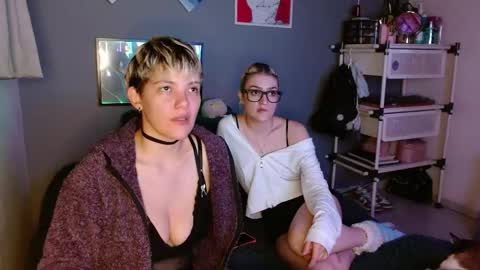 Snapshot of mackenziemoon chatting on 02/23/25, 07:22 Noah Askew online show from 02/23/25, 07:22