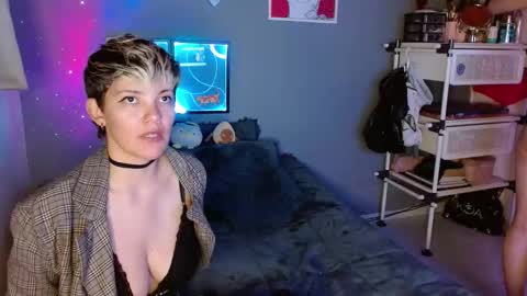 Snapshot of mackenziemoon chatting on 03/02/25, 07:21 Noah Askew online show from 03/02/25, 07:21