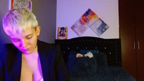 Snapshot of mackenziemoon chatting on 09/10/25, 09:37 Noah Askew online show from 09/10/25, 09:37