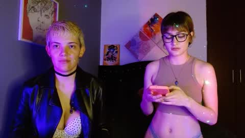 Snapshot of mackenziemoon chatting on 09/20/25, 11:17 Noah Askew online show from 09/20/25, 11:17