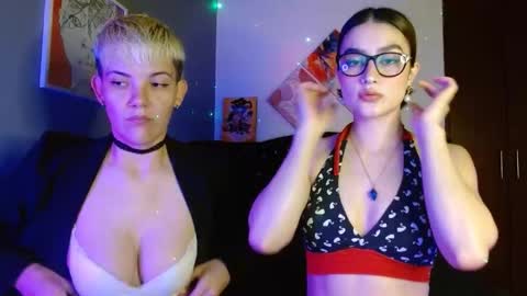 Snapshot of mackenziemoon chatting on 10/01/25, 11:11 Noah Askew online show from 10/01/25, 11:11