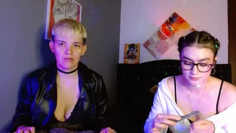 Snapshot of mackenziemoon chatting on 10/06/25, 06:33 Noah Askew online show from 10/06/25, 06:33