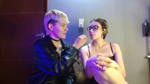 Snapshot of mackenziemoon chatting on 10/19/25, 12:00 Noah Askew online show from 10/19/25, 12:00