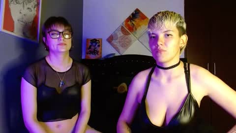 Snapshot of mackenziemoon chatting on 10/25/25, 04:42 Noah Askew online show from 10/25/25, 04:42