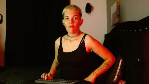 Snapshot of mackenziemoon chatting on 01/16/26, 07:01 Noah Askew online show from 01/16/26, 07:01