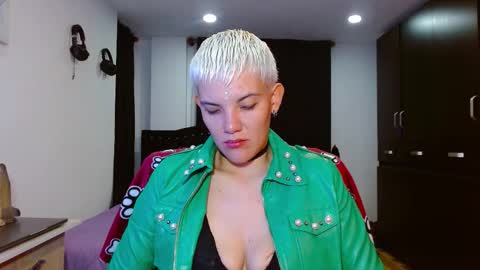 Snapshot of mackenziemoon chatting on 02/17/26, 12:18 Noah Askew online show from 02/17/26, 12:18