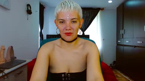 Snapshot of mackenziemoon chatting on 02/18/26, 04:25 Noah Askew online show from 02/18/26, 04:25