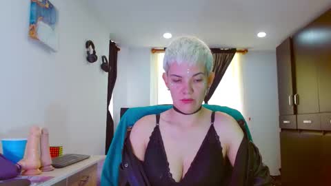 Snapshot of mackenziemoon chatting on 02/26/26, 05:23 Noah Askew online show from 02/26/26, 05:23